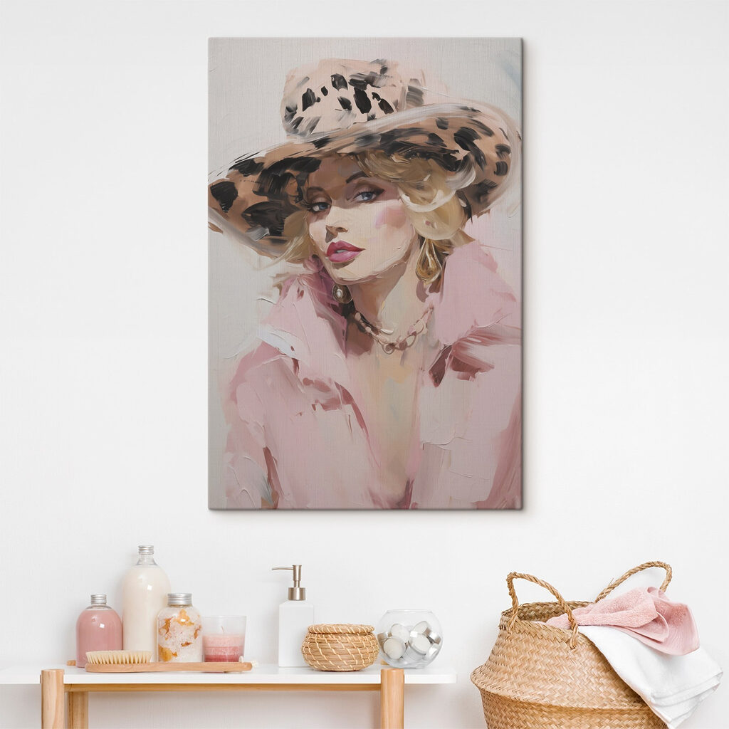 Schilderij van een vrouw met een hoed op — interieur 1