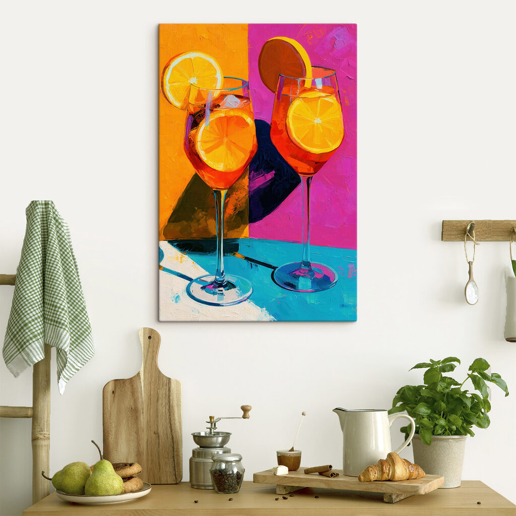 Oranje cocktails in popkleuren in een interieur
