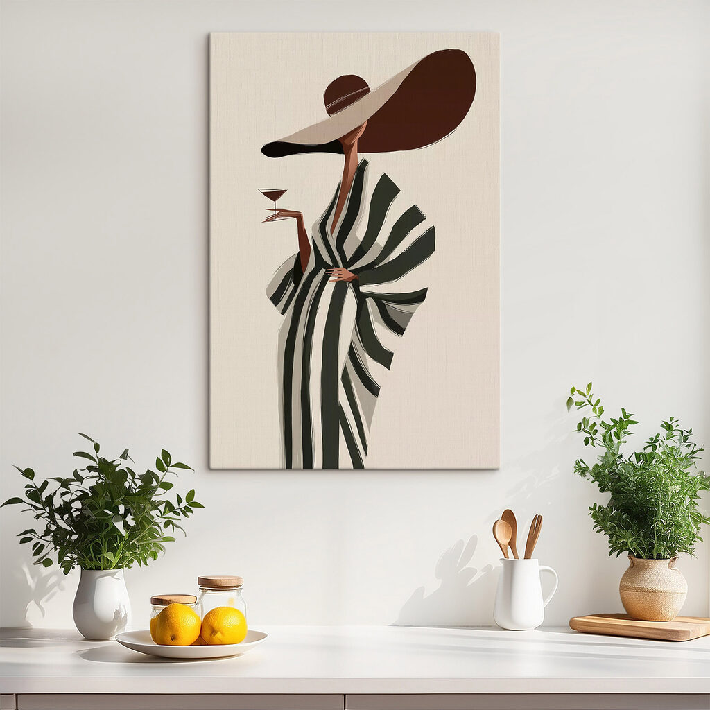 Vrouw met een hoed en een grote hoed, die een glas wijn vasthoudt in een interieur