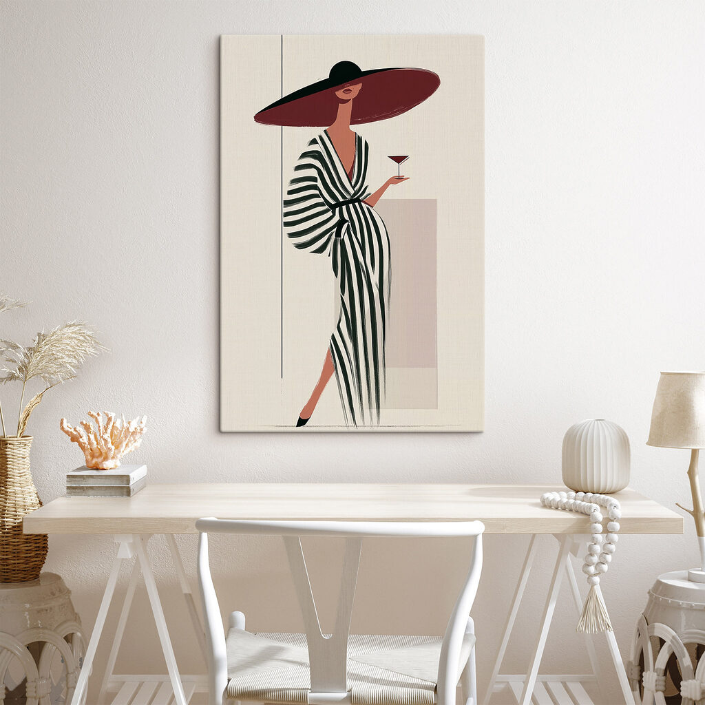 Vrouw in een gestreepte jurk met een glas wijn in haar hand in een interieur