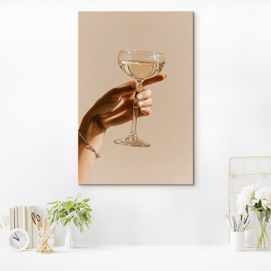 Hand met een glas wijn — interieur 2