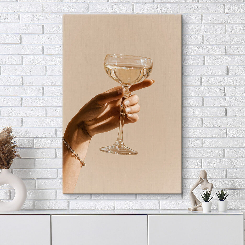 Hand met een glas wijn — interieur 1
