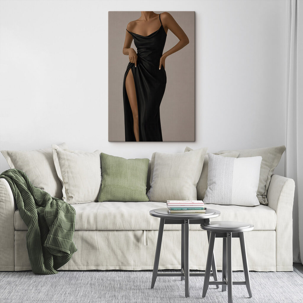Vrouw in een zwarte jurk — interieur 1