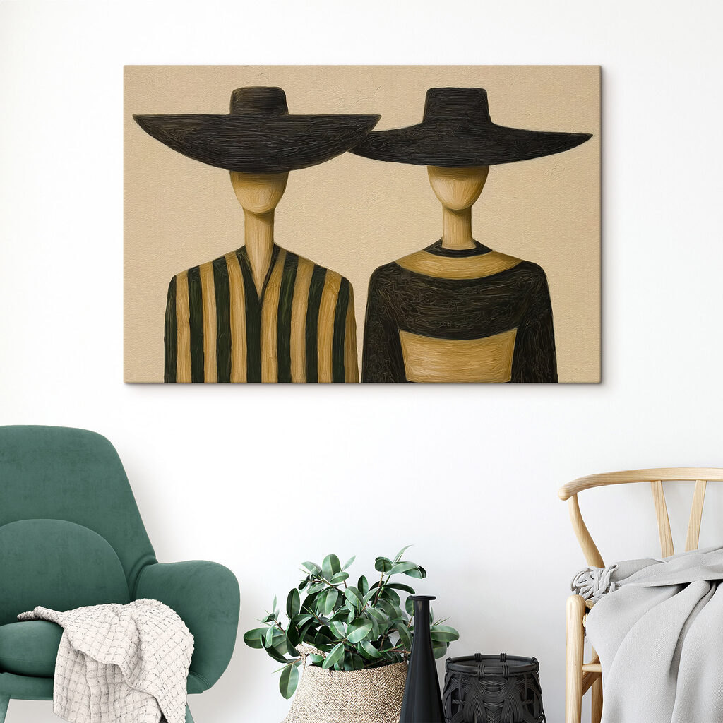 Een paar houten etalagepoppen met hoeden op — interieur 1
