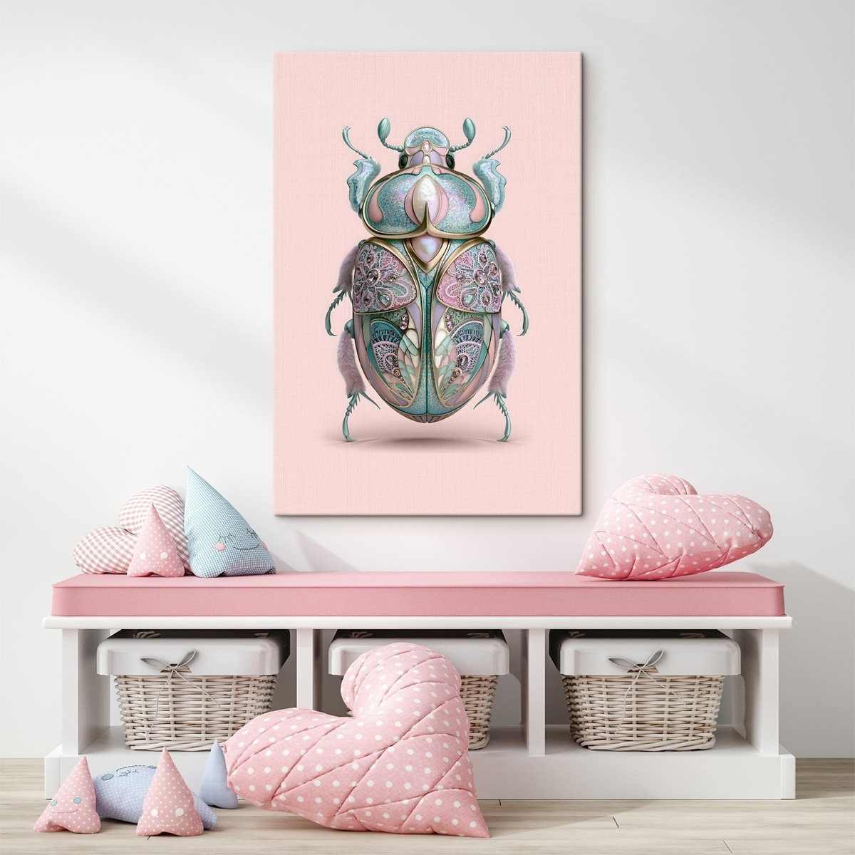 Een kever die is vormgegeven alsof het kostbare sieraden zijn, tegen een roze achtergrond — interieur 2