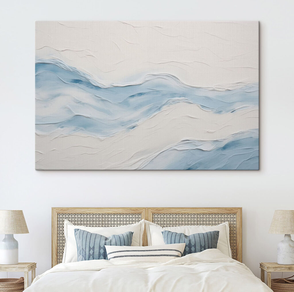 Blauwe golfbanen in penseelreliëf in een interieur