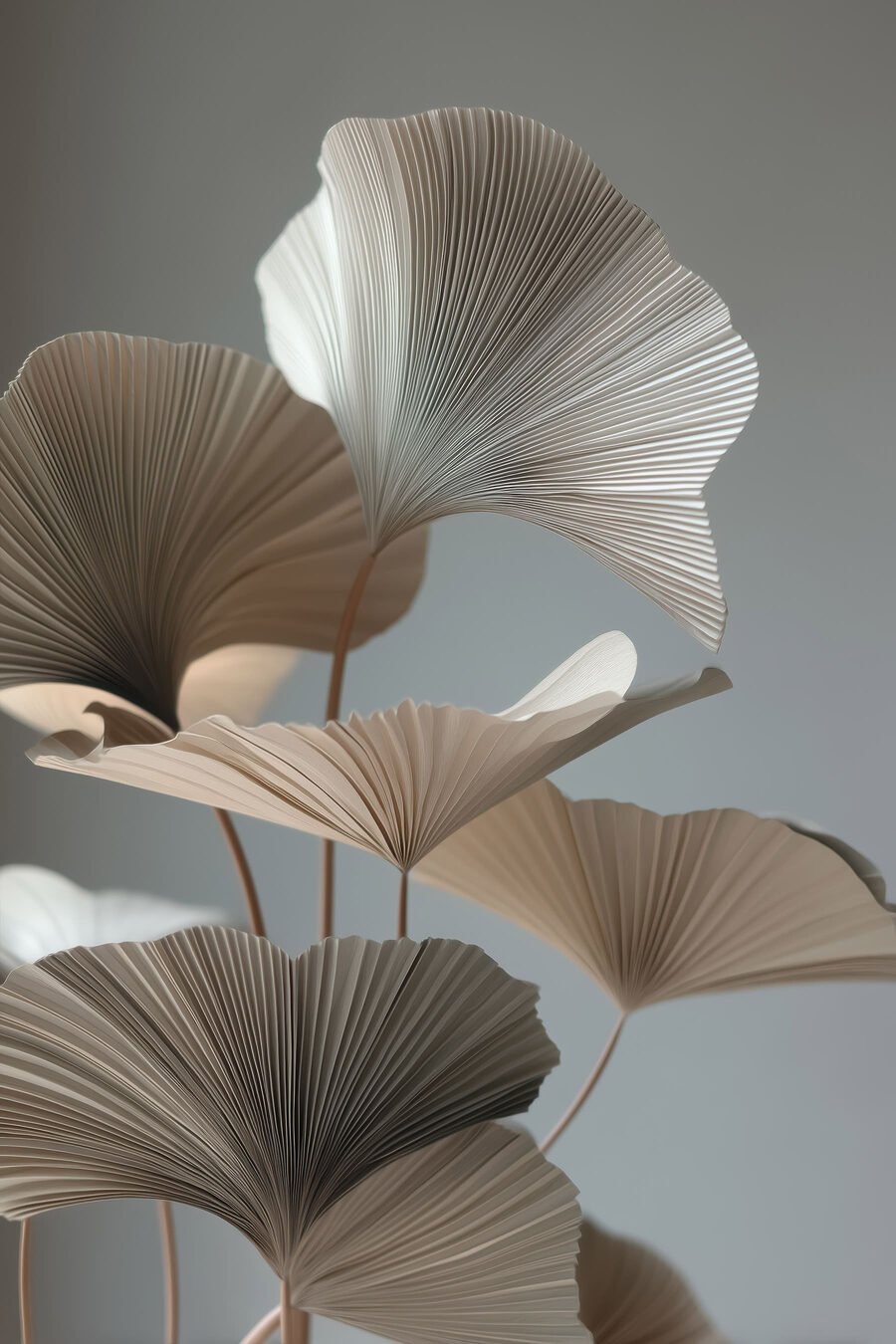 Bruine ginkgowaaiers op grijs — volledig ontwerp