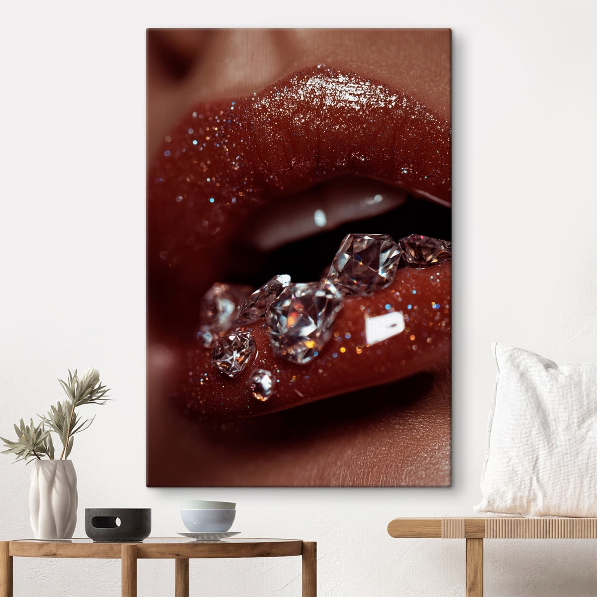Close-up van glanzende lippen met doorzichtige kristallen — interieur 2