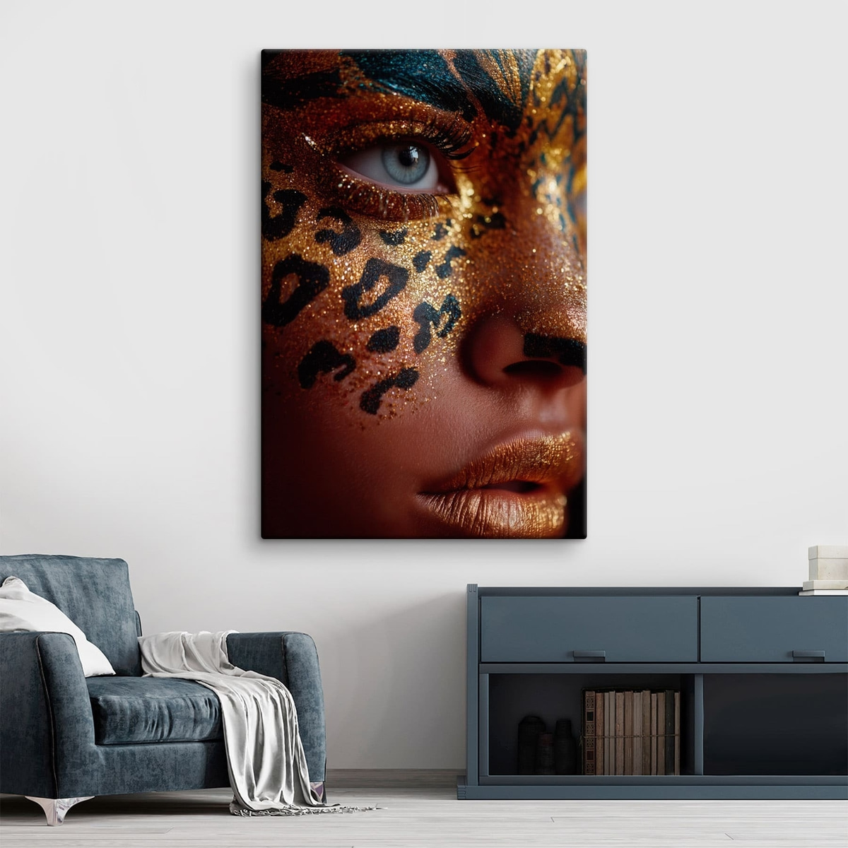 Close-upportret met glanzende make-up in dierenprint — interieur 2