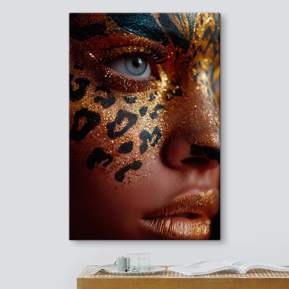 Close-upportret met glanzende make-up in dierenprint — interieur 3