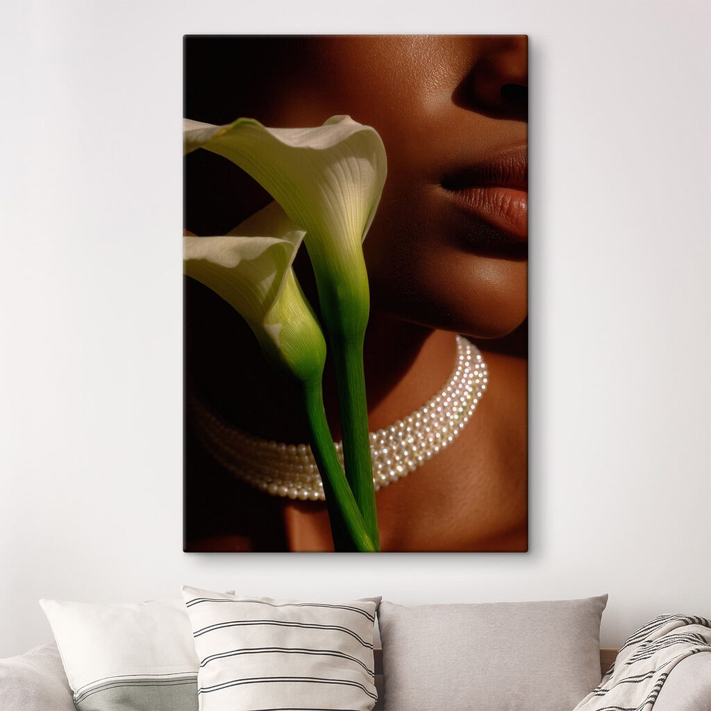 Witte kelk naast parelketting — interieur 2