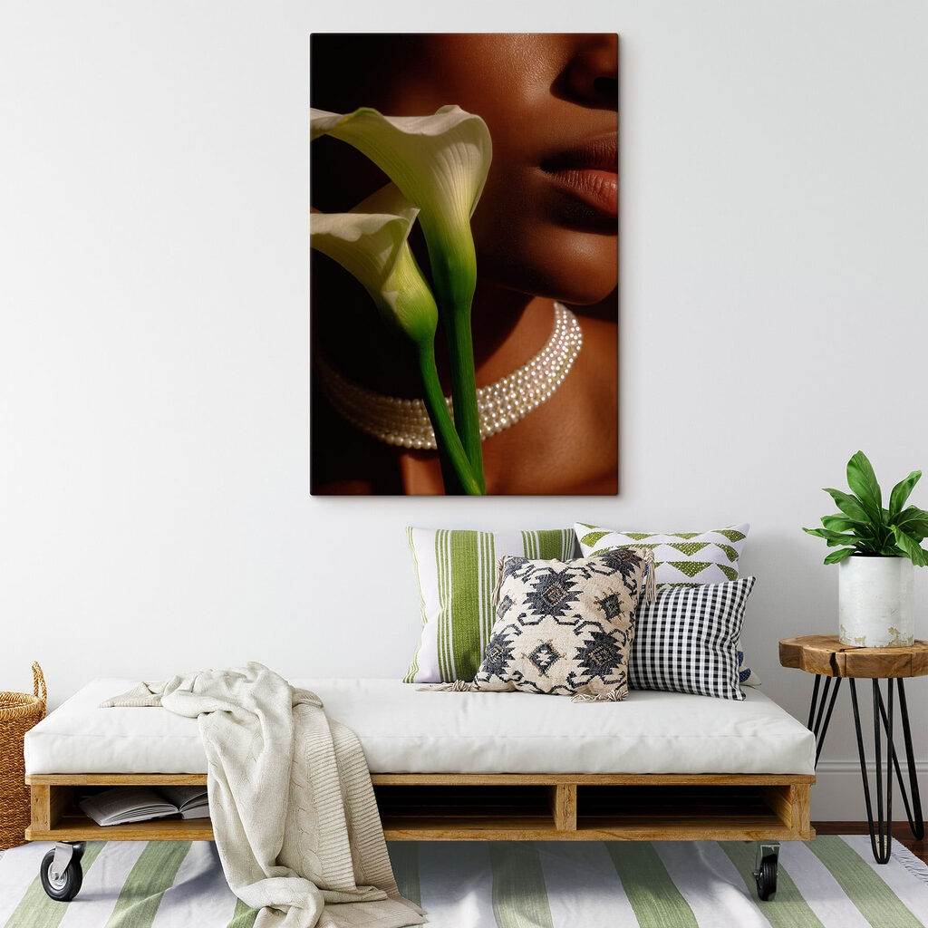 Witte kelk naast parelketting — interieur 3