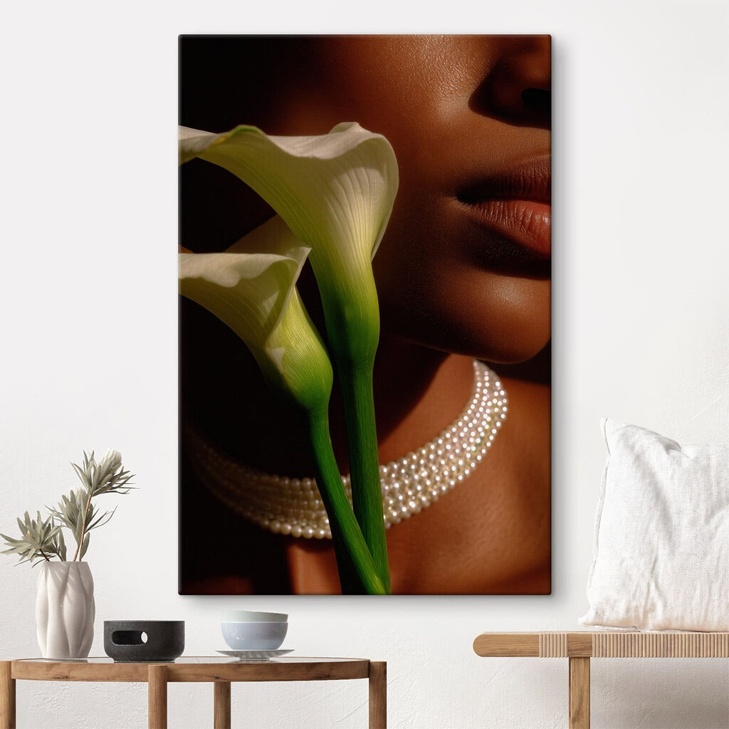Witte kelk naast parelketting — interieur 1