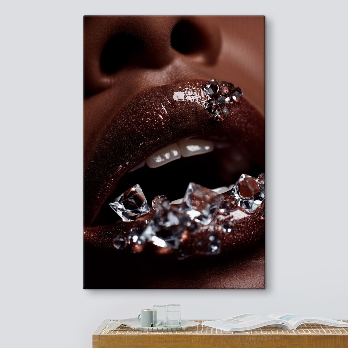 Close-up van glanzende lippen met doorzichtige kristallen — interieur 3