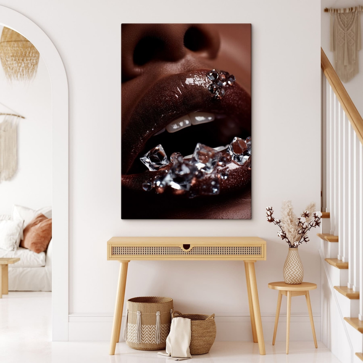 Close-up van glanzende lippen met doorzichtige kristallen — interieur 2