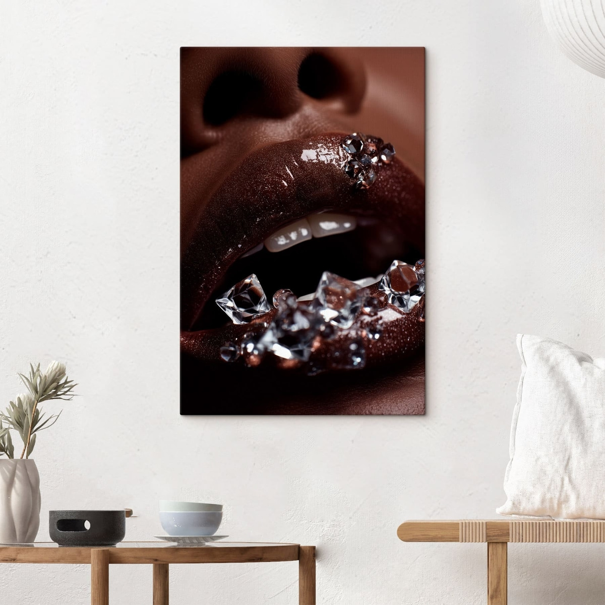 Close-up van glanzende lippen met doorzichtige kristallen — interieur 1