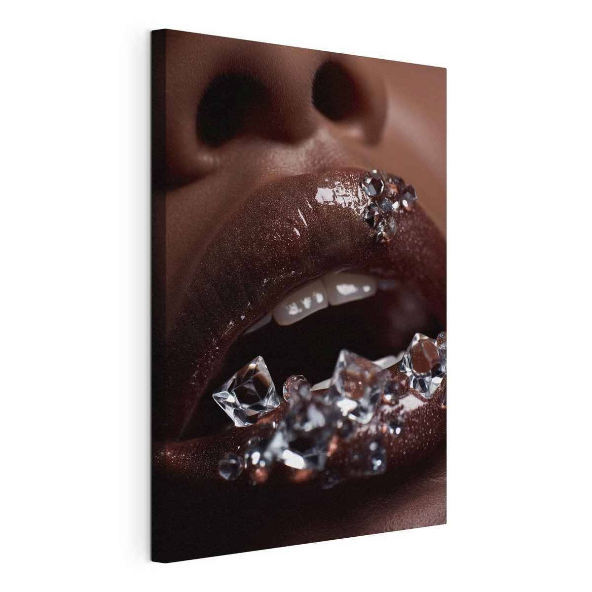 Close-up van glanzende lippen met doorzichtige kristallen — productweergave