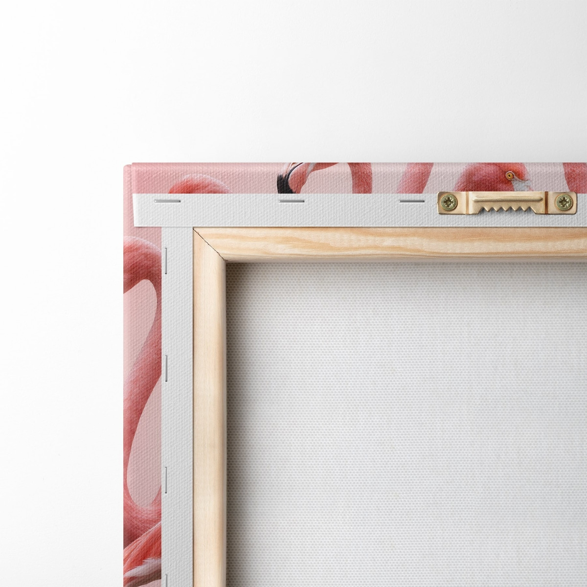 Een compositie van sierlijke flamingo’s boven een roze wolk in pastelkleuren — achterkant