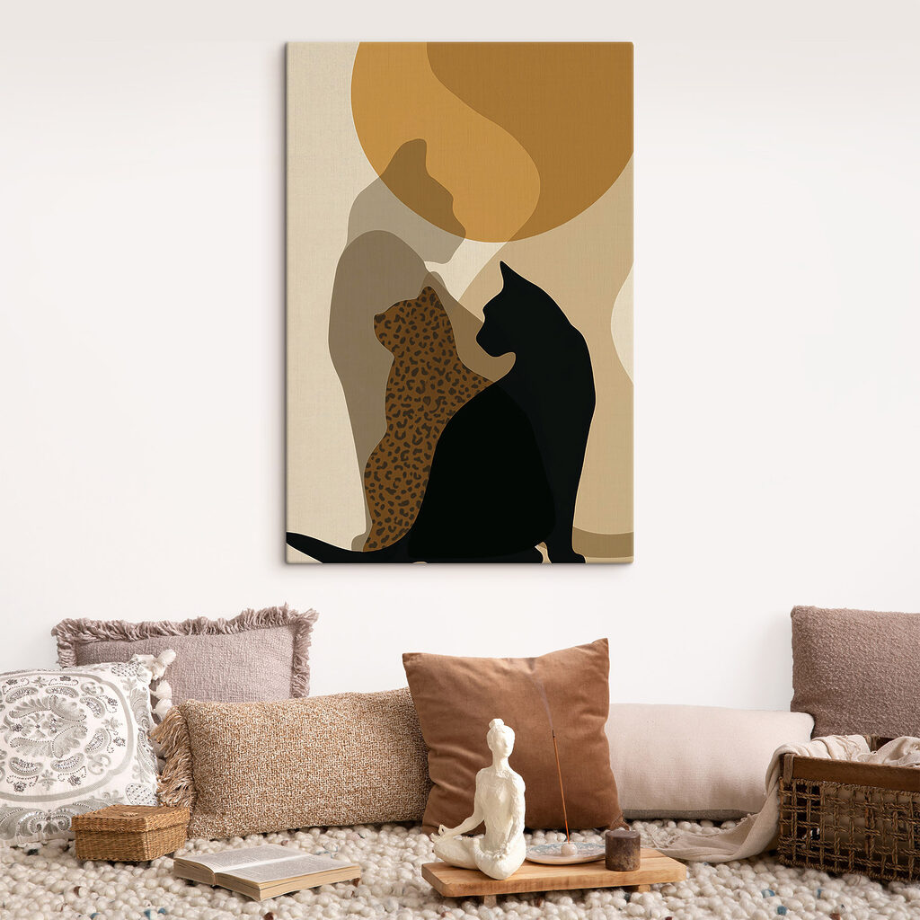 Gevlekte kat naast zwart — interieur 2