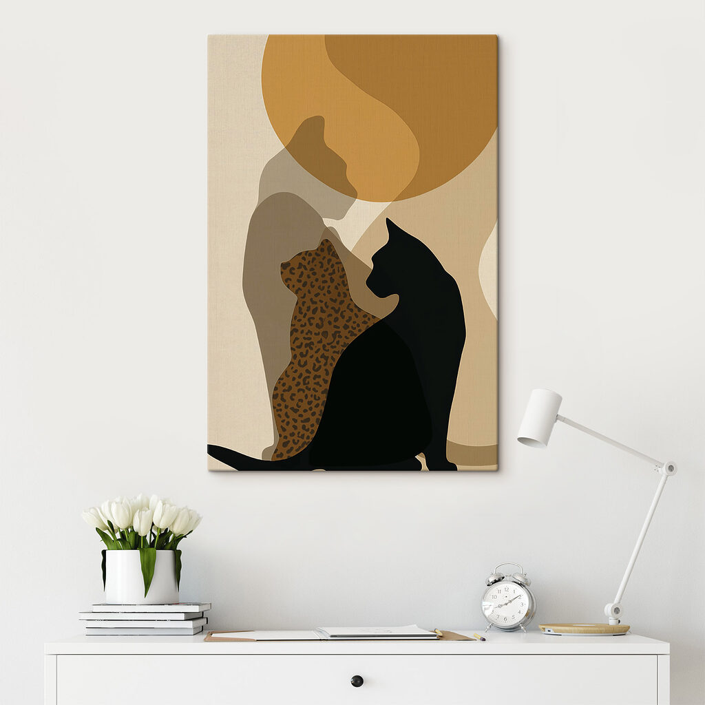 Gevlekte kat naast zwart — interieur 1
