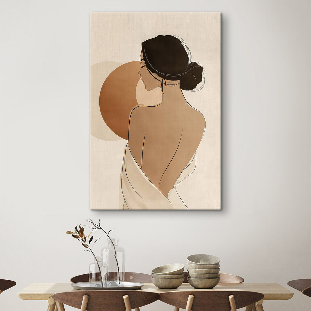 Vrouw met haar rug naar de kijker in een interieur