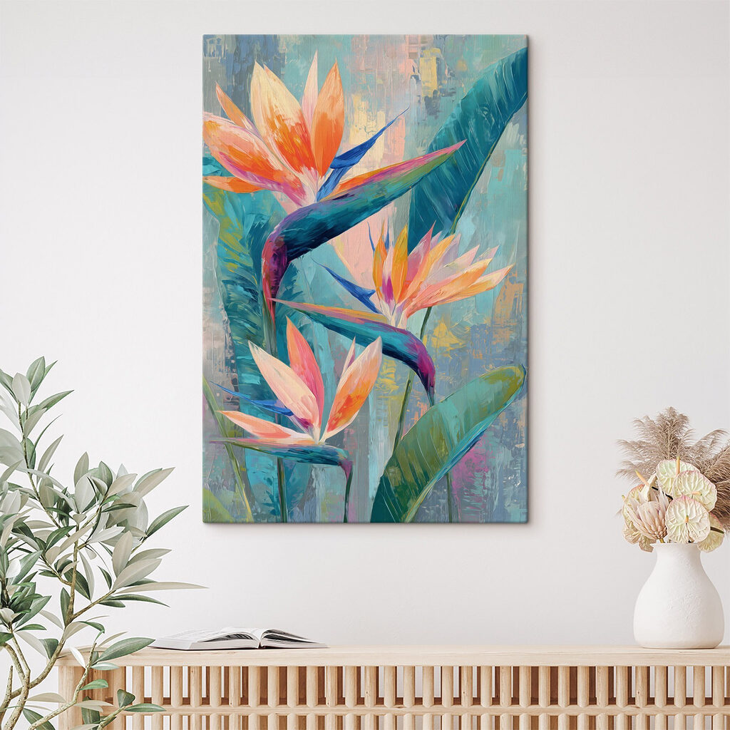 Paradijsbloemen tussen turquoise penseelstreken in een interieur