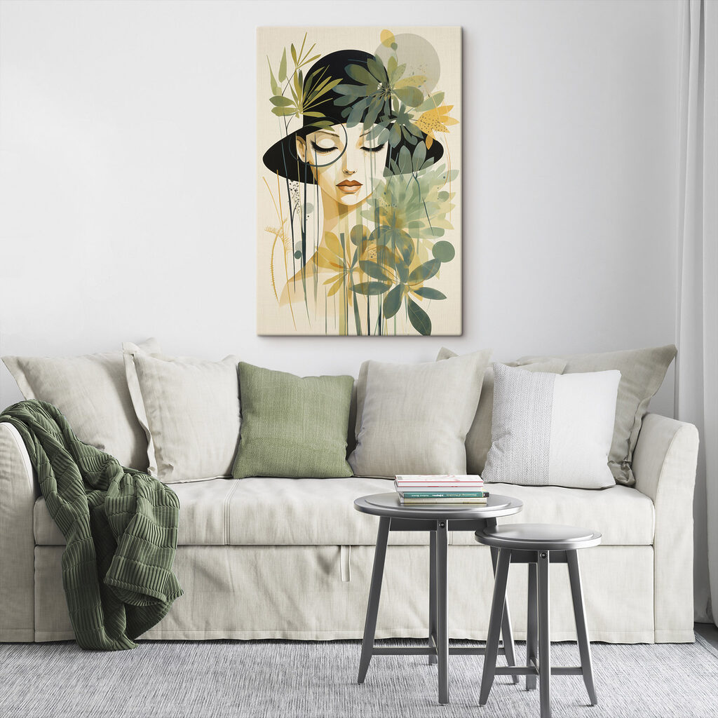 Vrouw met een zwarte hoed en groene bladeren in een interieur