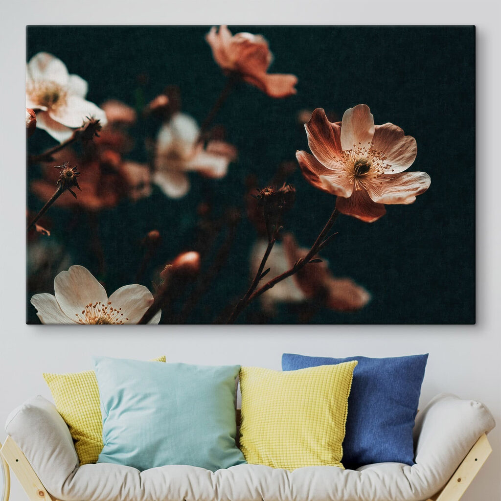 Roestkleurige bloemen op donker — interieur 2