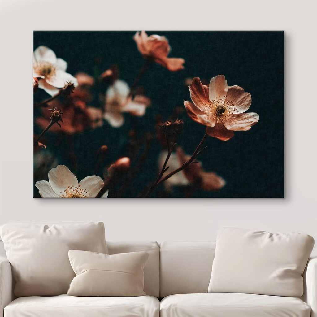 Roestkleurige bloemen op donker — interieur 1