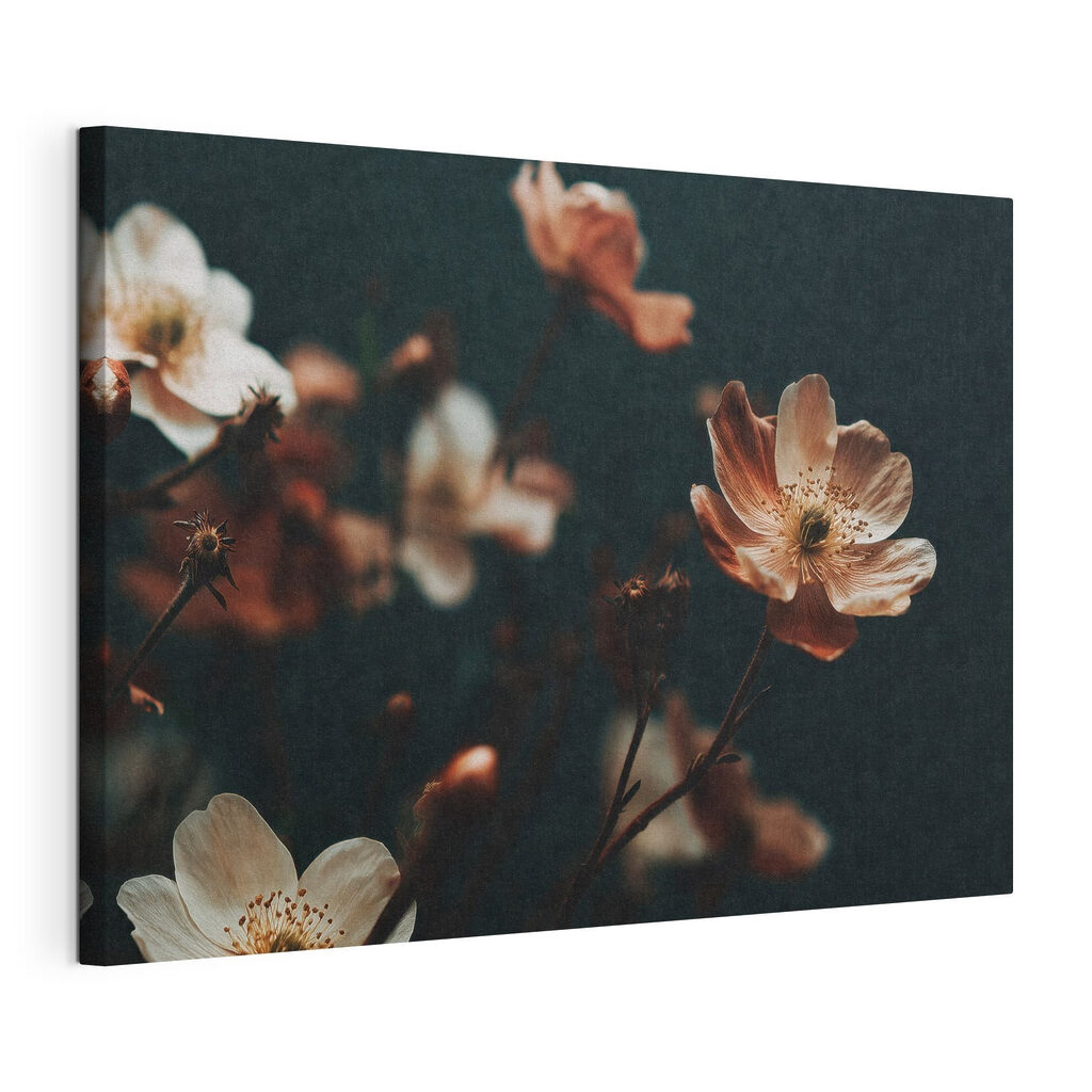 Roestkleurige bloemen op donker, gespannen canvas met doorlopende rand