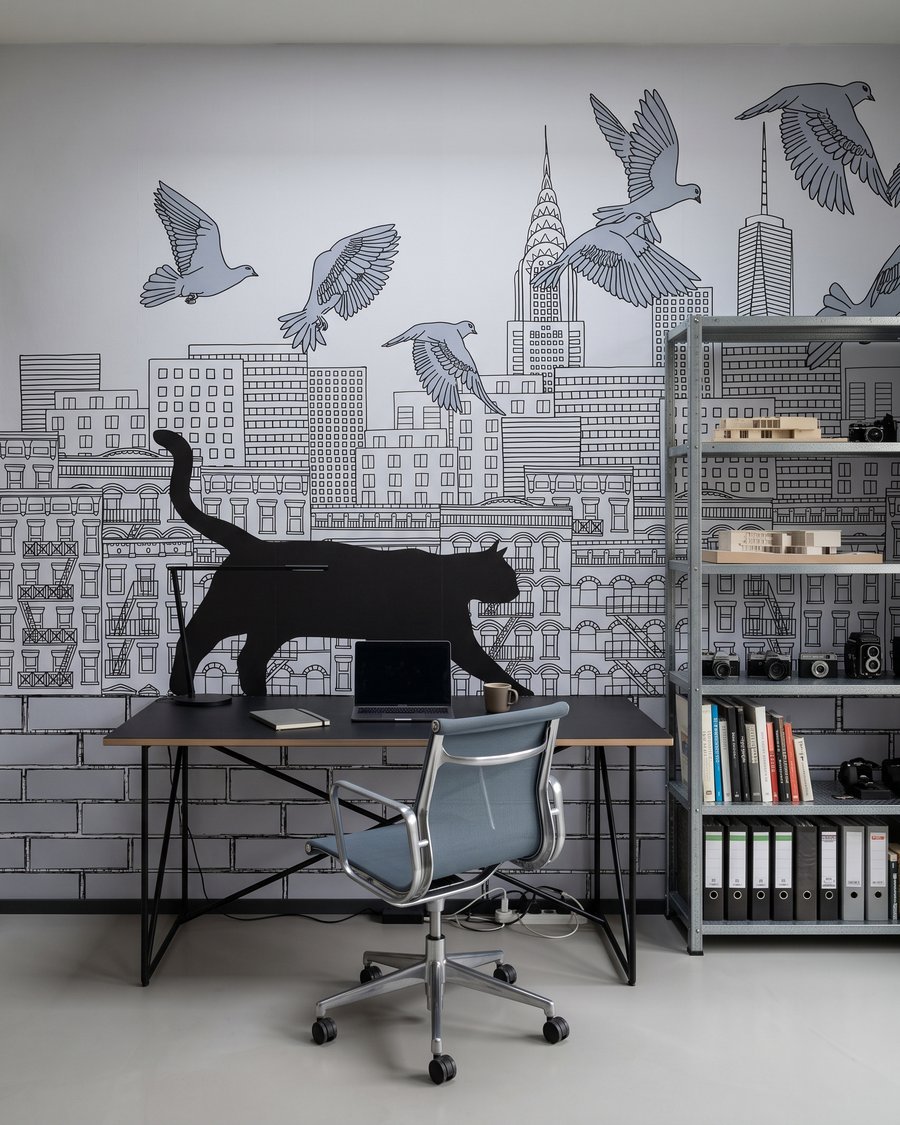Kat loopt boven stadsdaken — interieur 1