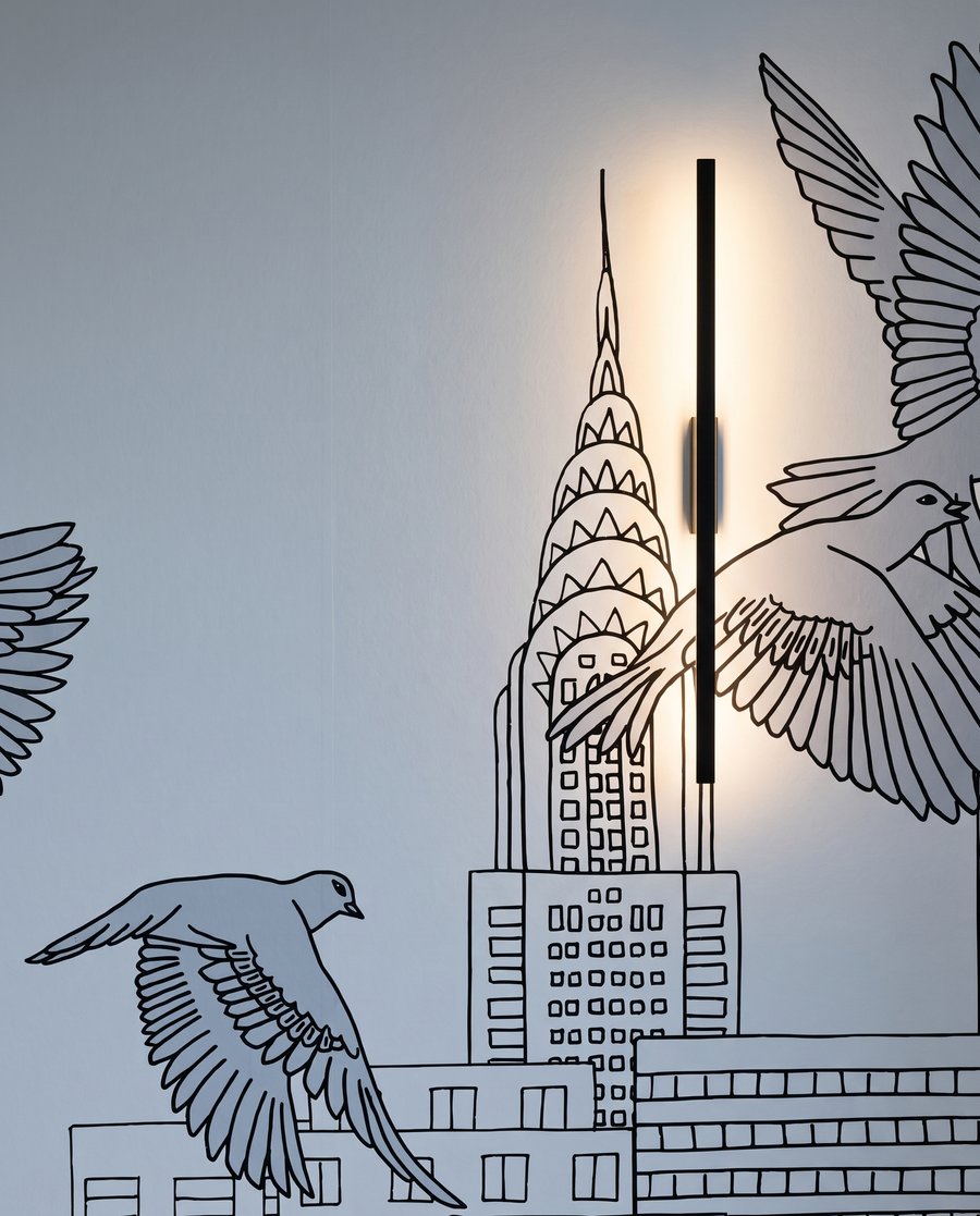 Kat loopt boven stadsdaken — detail