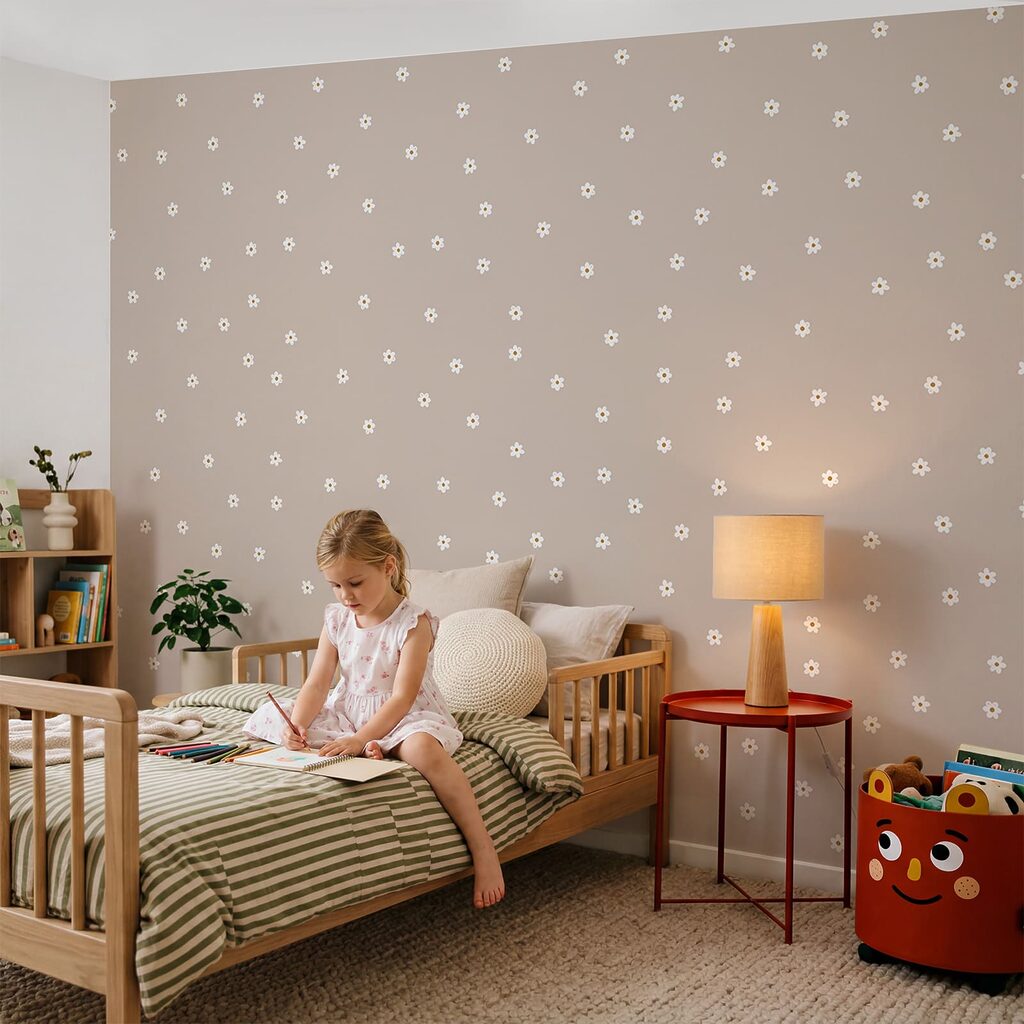 Patroon van kleine witte bloemen op een bruinachtige achtergrond in een interieur