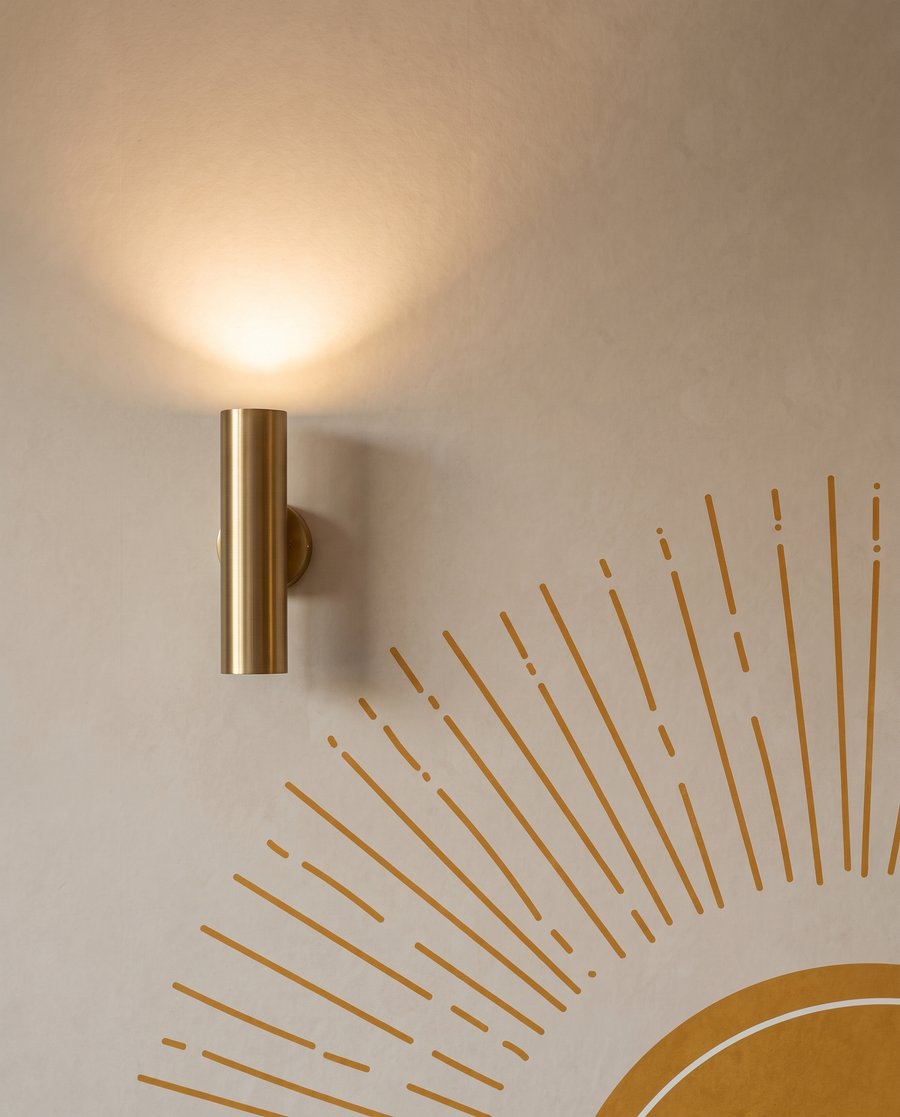 Stralende zon boven golflijnen — detail