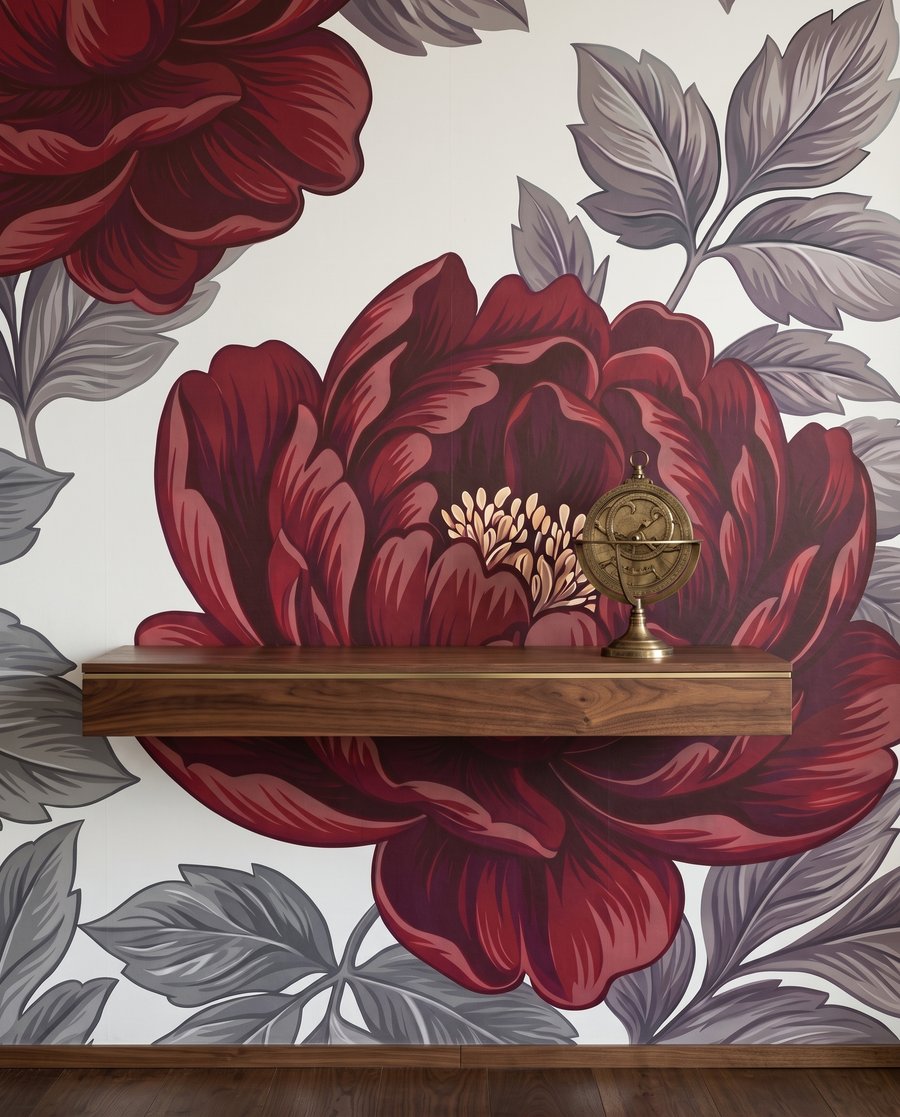 Donkerrode bloei op wit — detail