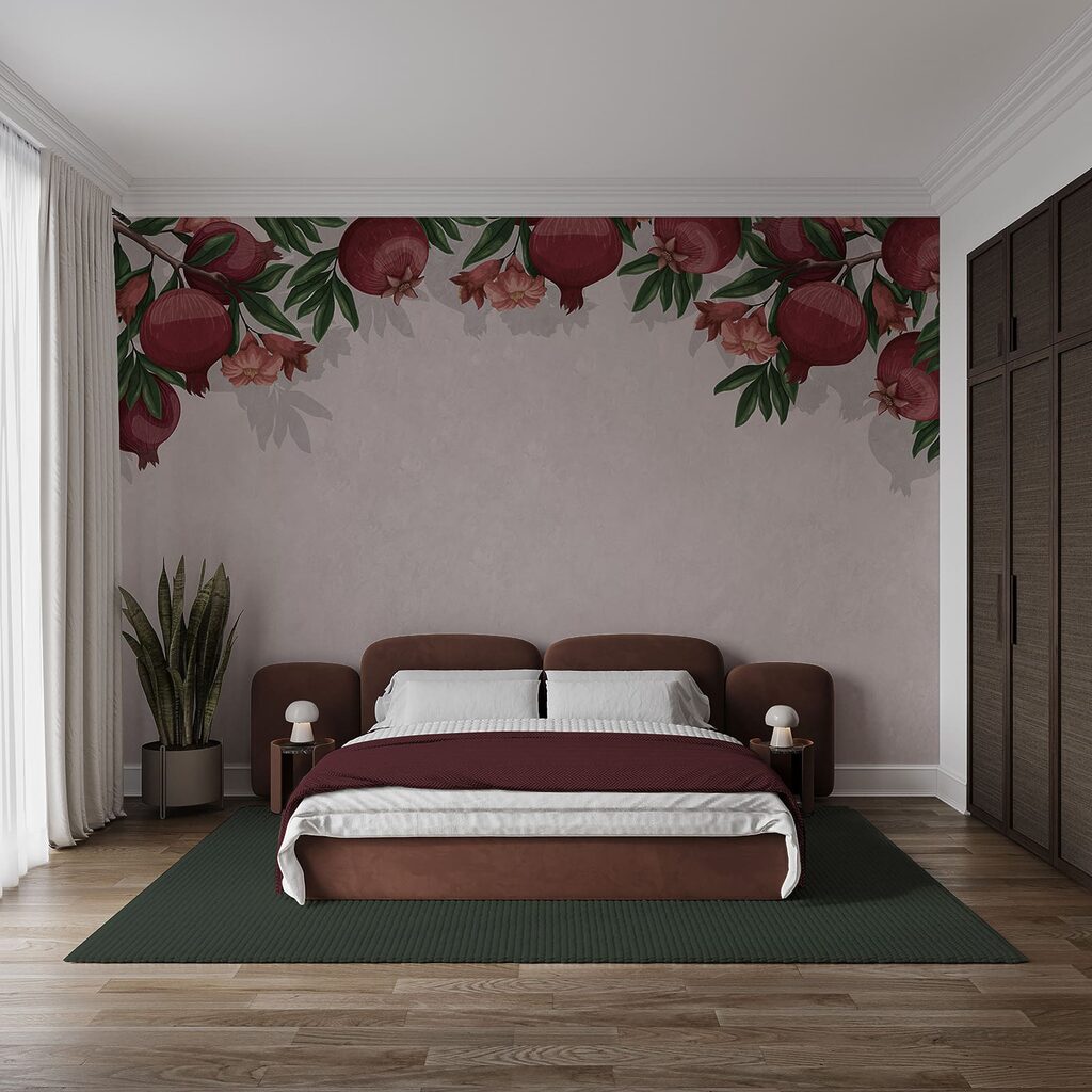 Granaatappels en bloesems sieren de achtergrond in een interieur