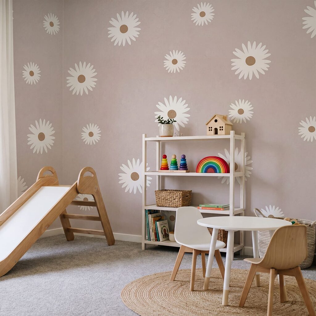 Witte bloemen op een grijze achtergrond in een interieur