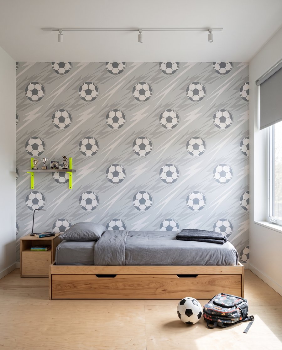 Tijd voor voetbal in een interieur