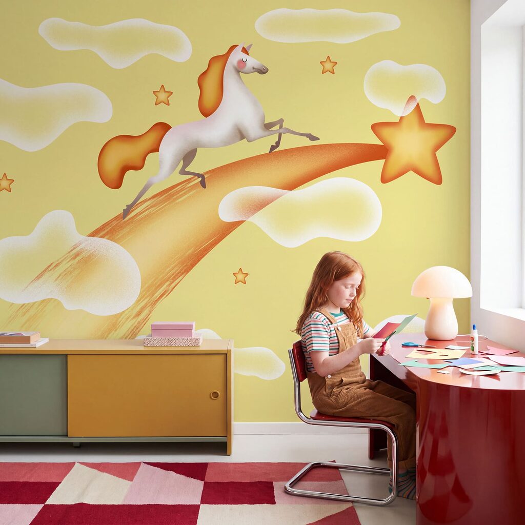 Paard dat over een geel voorwerp rent in een interieur