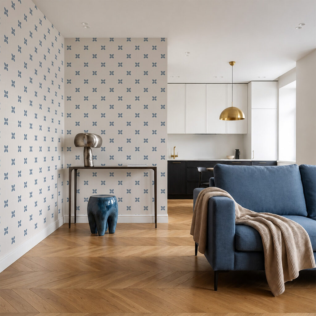 Patroon van blauwe en witte bloemen in een interieur