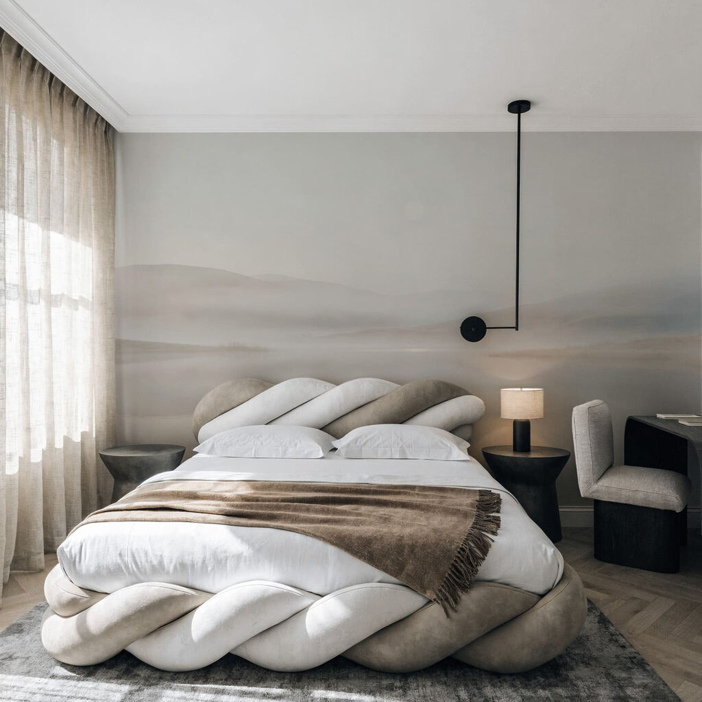 Mistig landschap met heuvels en water in een interieur