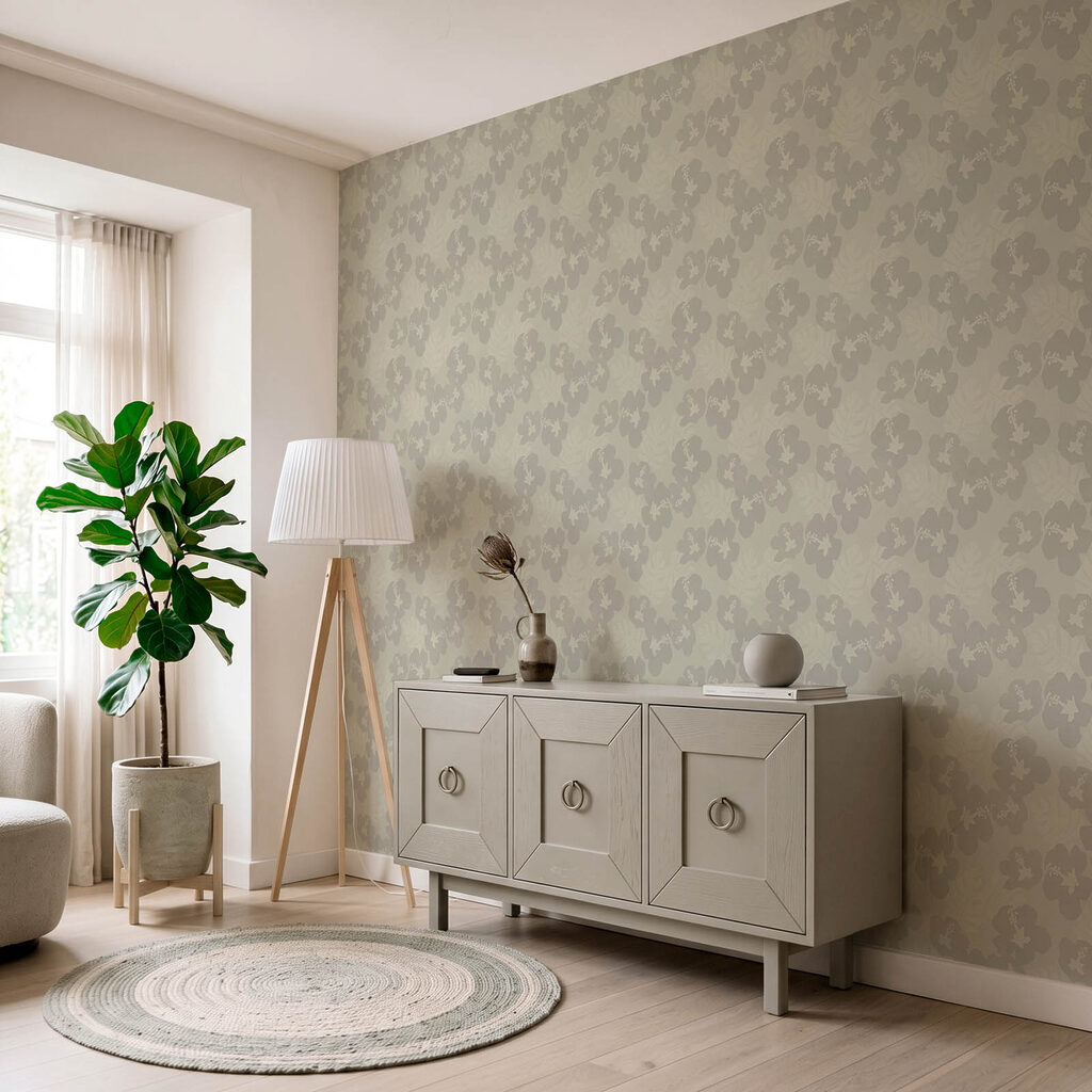 Bloemenpatroon op een grijze achtergrond in een interieur