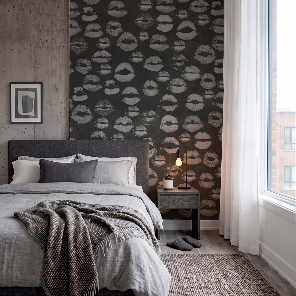 Zwart-witte achtergrond met lippenstiftvlekken in een interieur