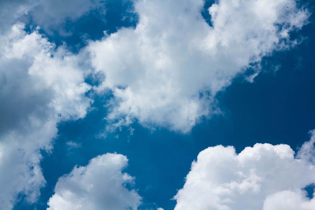 Witte wolken door helderblauw — volledig ontwerp