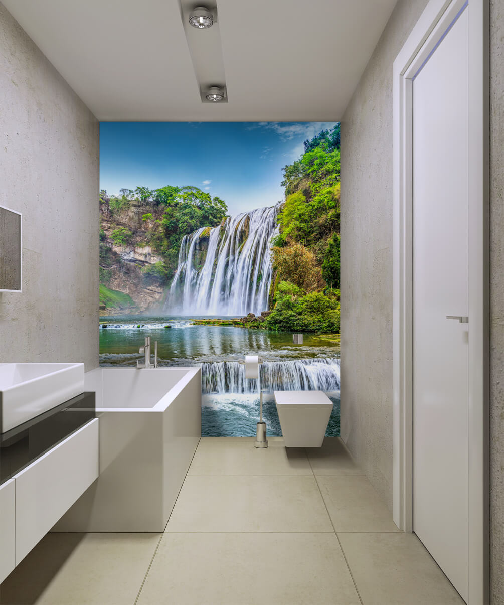 Waterval omringd door bomen in een interieur