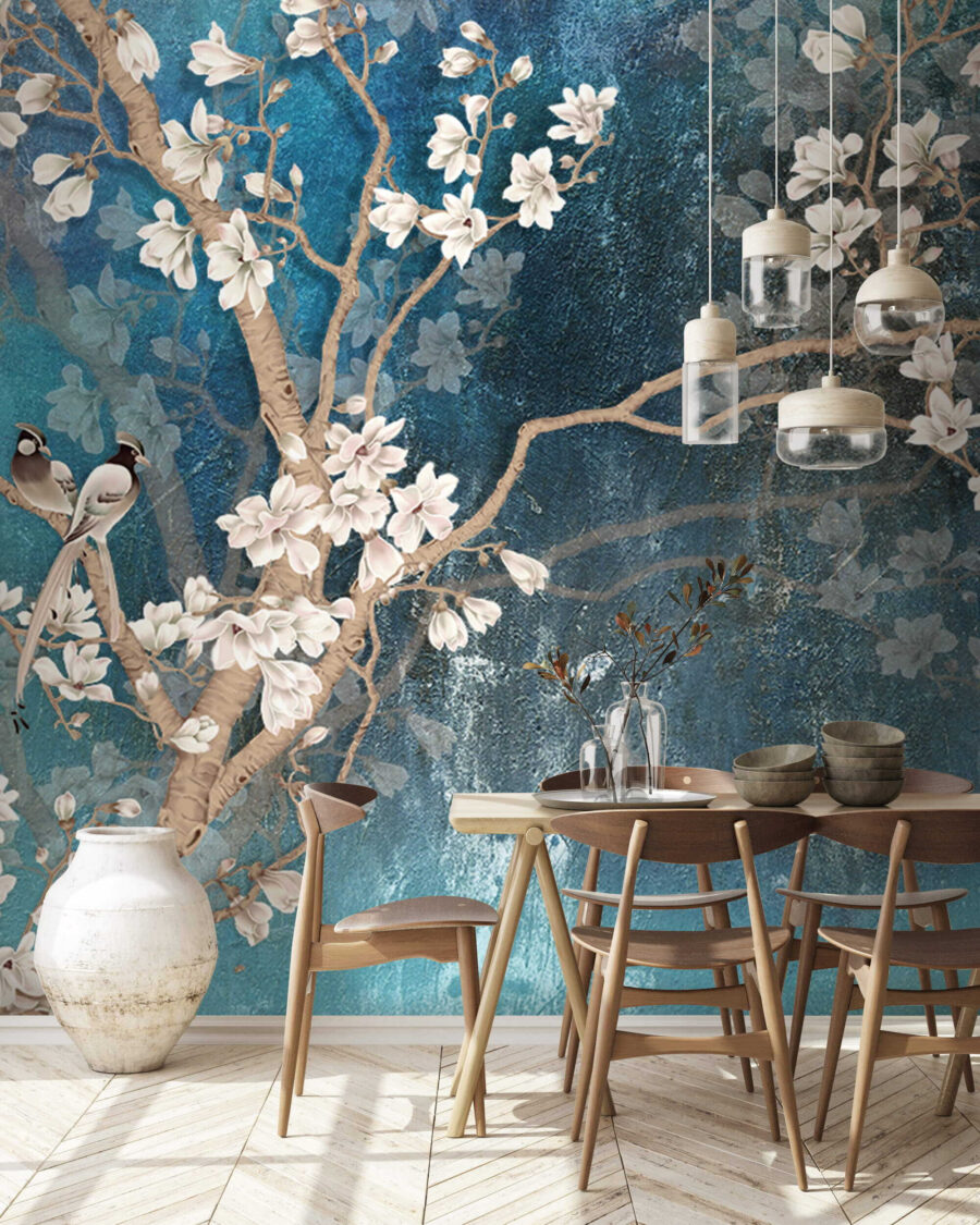 Boomtak met witte bloemen in een interieur