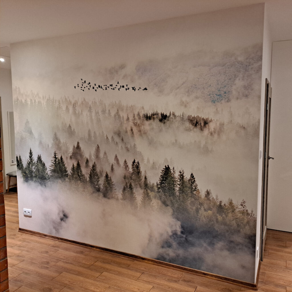 Vogels boven mistige boomkruinen — interieur 8