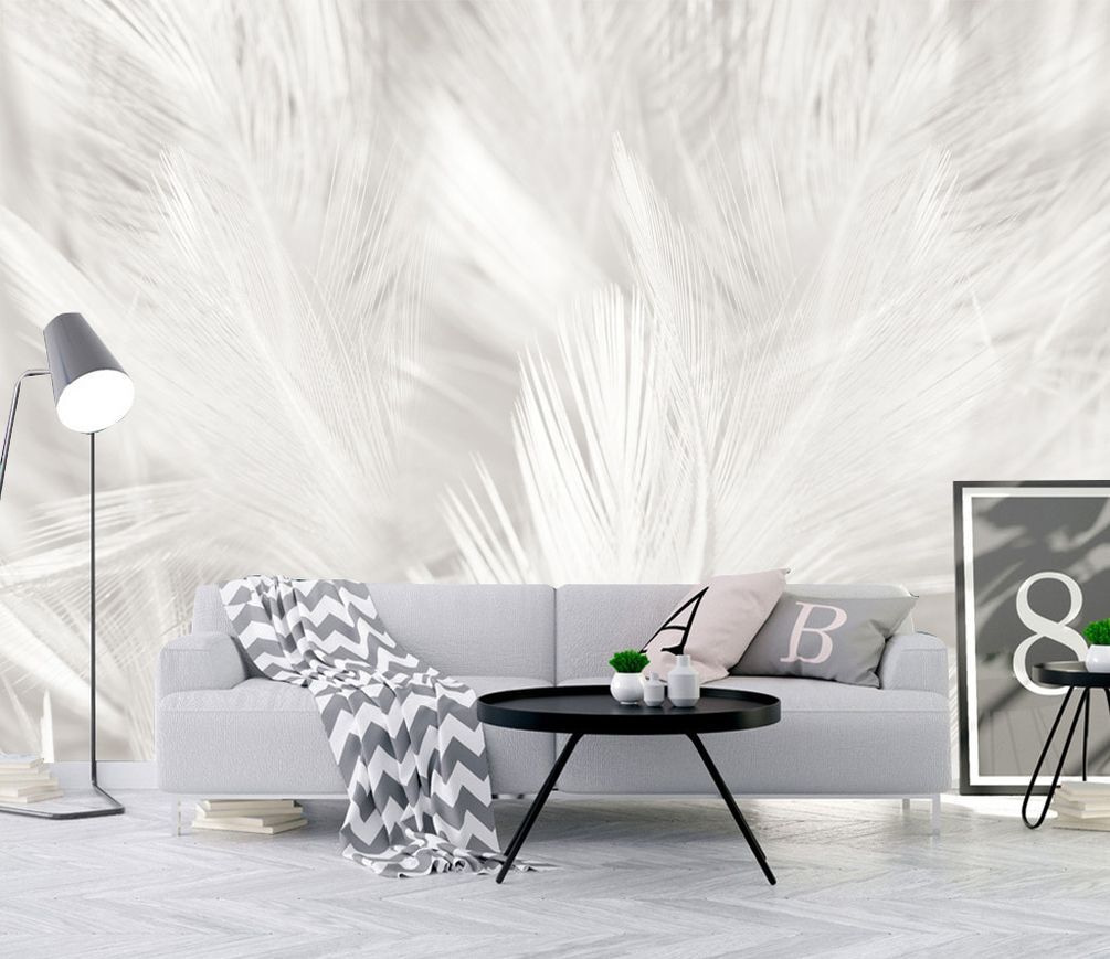 Witte veren op een wit oppervlak in een interieur