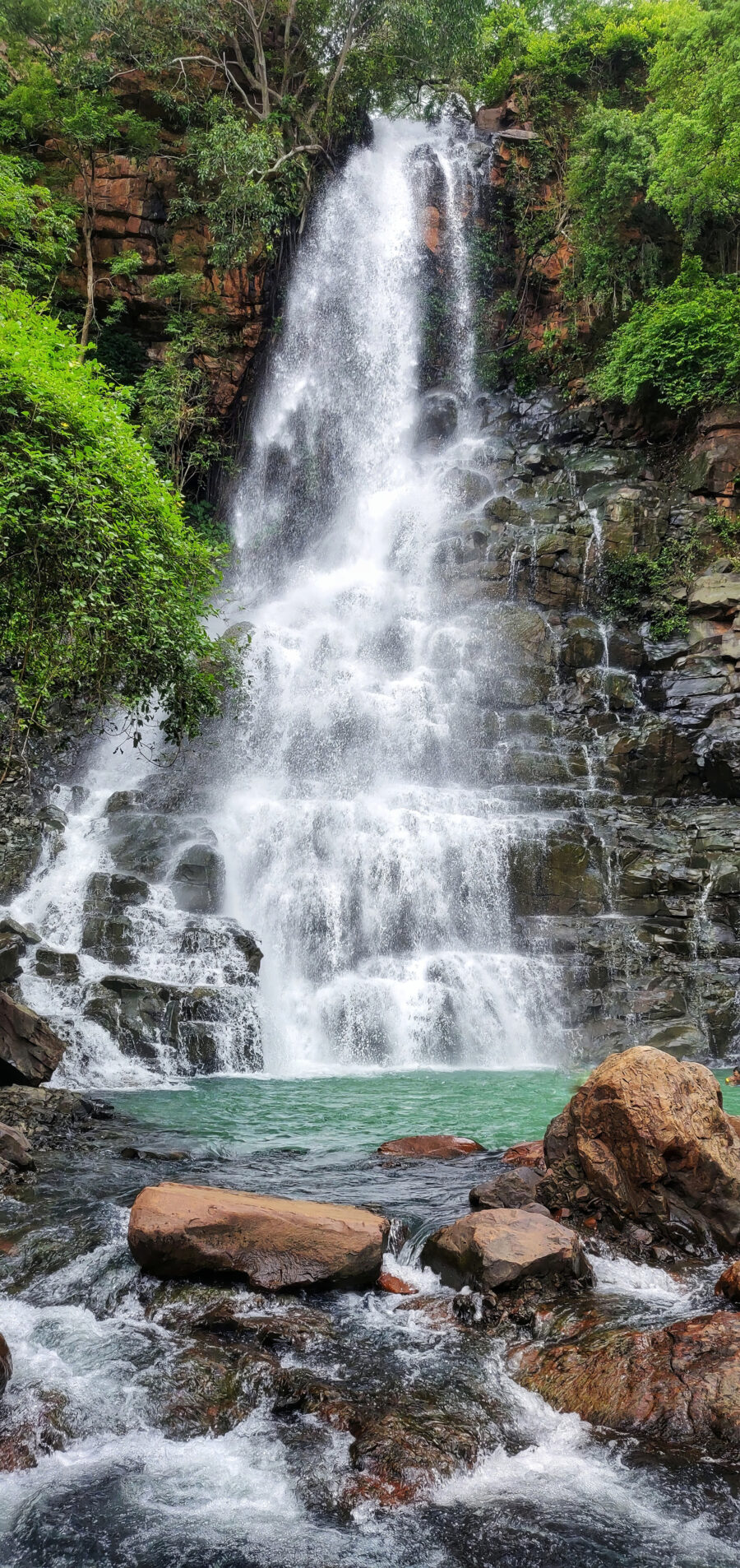 Waterval tussen donkere rotsen — volledig ontwerp