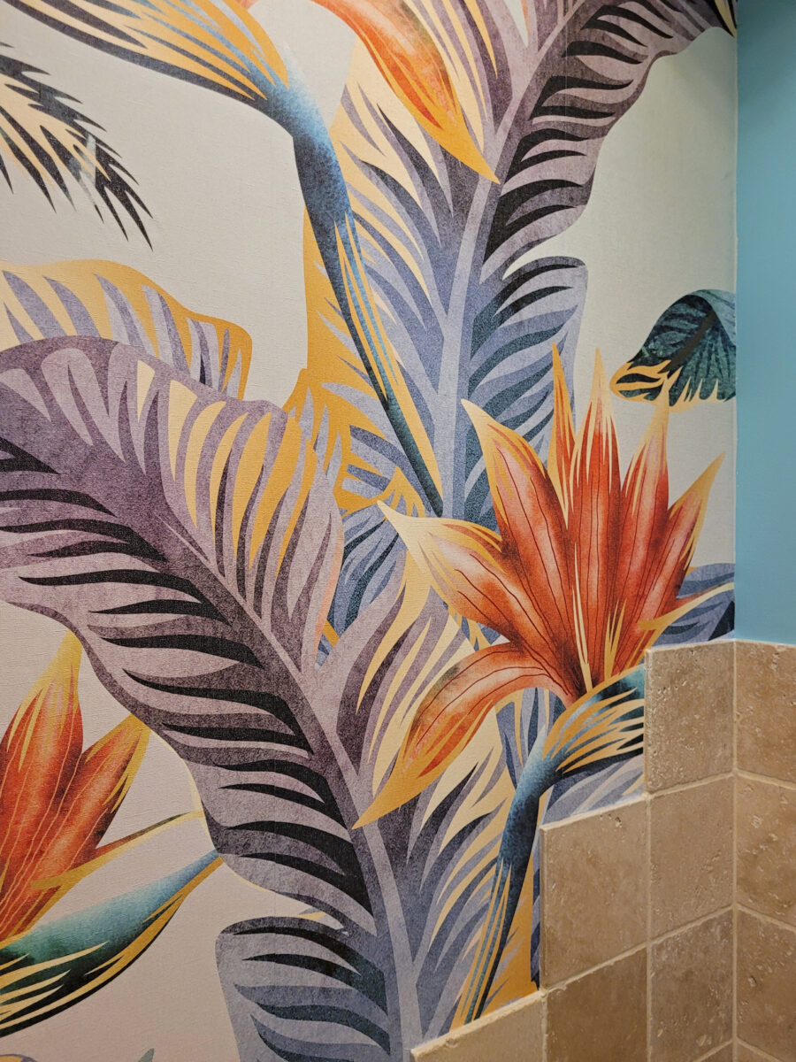 Tropenbladeren met warme bloemen — interieur 6